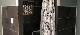 Sleeps 6. Pets welcome. Wi-Fi. 3 bedroom house