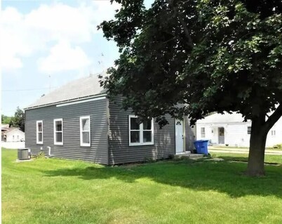 Sleeps 6. Pets welcome. Wi-Fi. 3 bedroom house