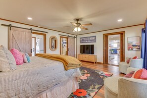 5 bedrooms, WiFi, bed sheets - Lakefront Graford Home w/ Fire Pit + Private Dock! (Graford)