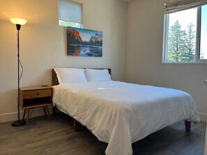 3 chambres, bureau, fer et planche à repasser, lit parapluie