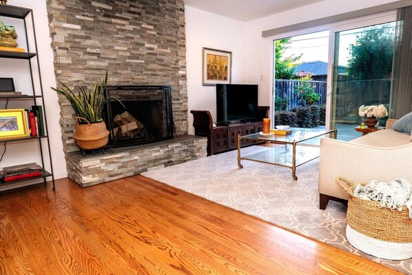 Televisor intel·ligent, llar de foc i llibres 