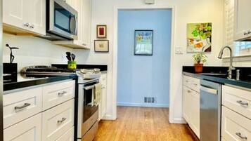 Jääkaappi, mikroaaltouuni, uuni, liesi