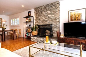 Smart-TV, Kamin, Bücher