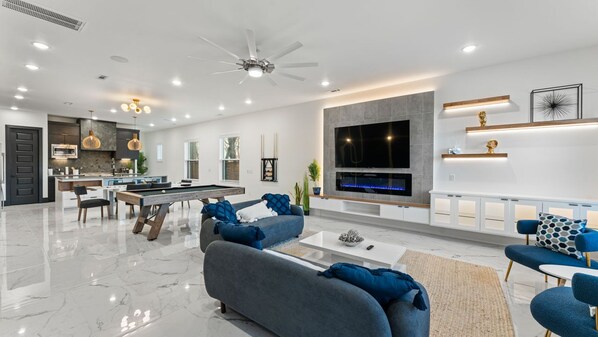 Smart-TV, Kamin, Tischfußball