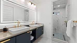 Handtücher, Seife, Toilettenpapier