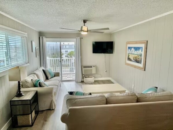 Smart TV, books - N. Ocean Blvd; Cherry Grove - Steps from the beach (North Myrtle Beach)