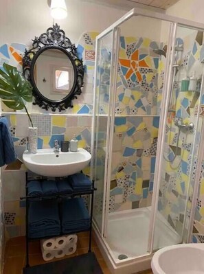 Shower, hair dryer, bidet, towels - Ardani Italia Loft in Tuscany (Tuscany)