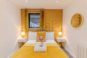 1 bedroom, iron/ironing board, WiFi, bed sheets - Versace @ The Malt House (Burton upon Trent)