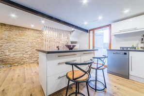 Kjøleskap, mikrobølgeovn, ovn og oppvaskmaskin