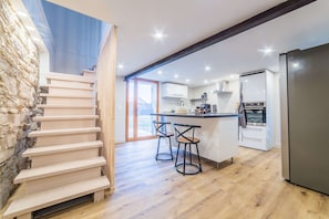 Kühlschrank, Mikrowelle, Ofen, Herdplatte