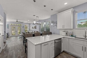 Fridge, microwave, oven, stovetop - Crystal Tower-Free Golf Cart-Pool Heat Deals (Destin)