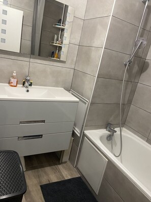 Sèche-cheveux, serviettes fournies