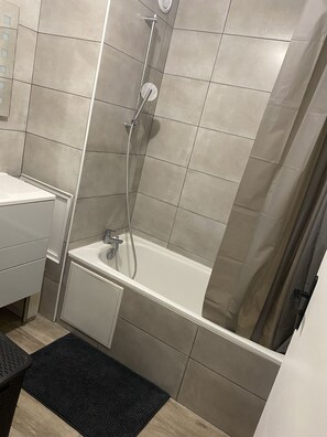 Sèche-cheveux, serviettes fournies