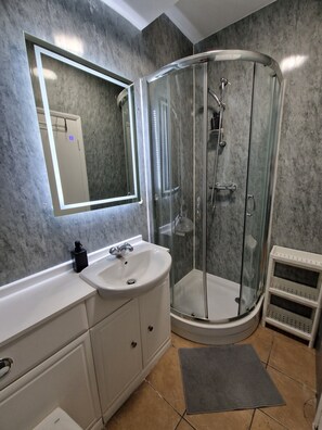 Dusche, Haartrockner, Handtücher, Seife