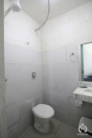 Comfort Double Room | Bathroom | Towels - Hotel App (Goiania)