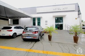 Vista frontal de la propiedad