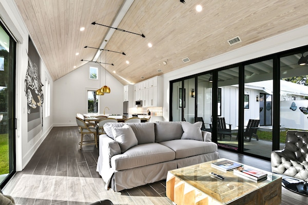 Smart-TV, bøker og stereoanlegg