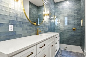 Shower, jetted bath, hair dryer, towels