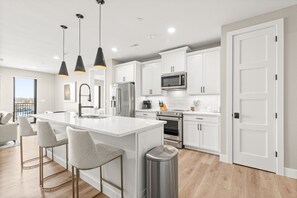 Fridge, microwave, oven, stovetop - NEW Lux Condo! Pool, Hottub & Video Game Table! 2F (Lake Ozark)