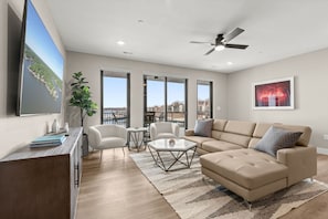 Smart TV, video games - NEW Lux Condo! Pool, Hottub & Video Game Table! 2F (Lake Ozark)