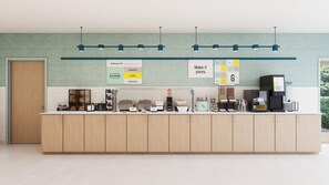 Una encimera de cocina moderna con una cafetera, una balanza y un panel con el menú.