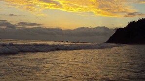 A coastal sunset with waves and a cliff. - Charming lodge in beautiful Playa Samara with WiFi (Playa Samara Guanacaste Province)