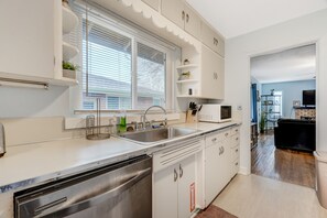 House | Private kitchen | Fridge, microwave, oven, dishwasher - Colorado Bay A (Colorado Springs)