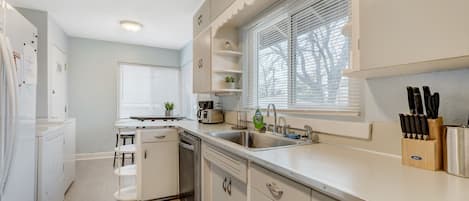 House | Private kitchen | Fridge, microwave, oven, dishwasher