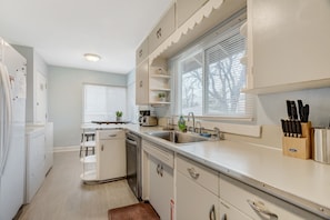 House | Private kitchen | Fridge, microwave, oven, dishwasher - Colorado Bay A (Colorado Springs)