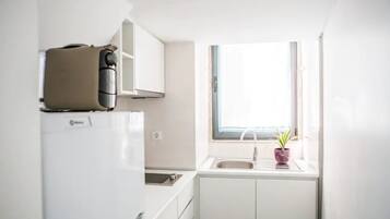 Kühlschrank, Mikrowelle, Herdplatte, Wasserkocher mit Kaffee-/Teezubehör