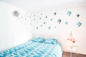 1 quarto, ferros/tábuas de passar roupa, berço de viagem