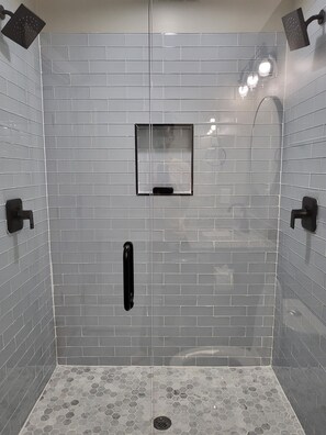 シャワー、ヘアドライヤー、タオル