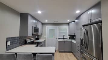 Refrigerador, microondas, horno, placa de cocina