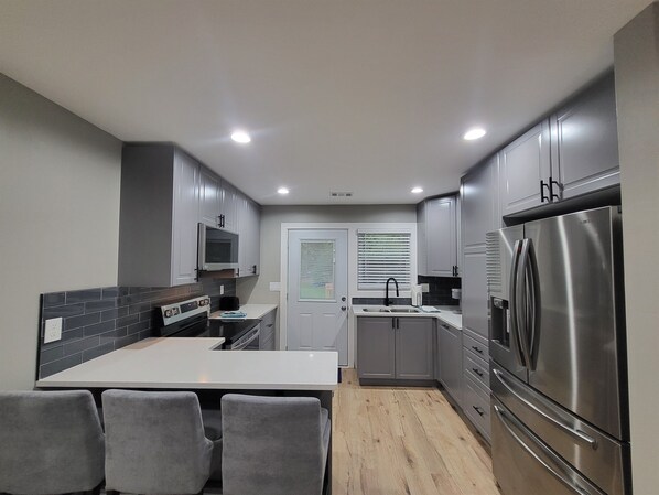 冷蔵庫、電子レンジ、オーブン、コンロ