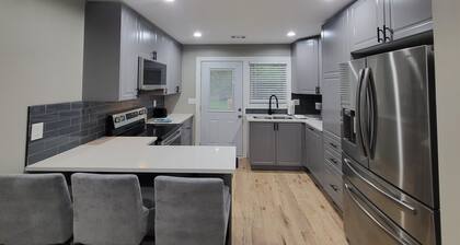 Modern Home 3 Bedroom 3 Baths & EV Charger