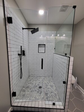 Shower, hair dryer, towels - The Silver Bungalow (Atlanta)