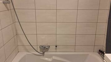 Secador de cabelo, toalhas de banho, papel higiênico