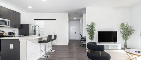 Réfrigérateur, micro-ondes, four, plaque de cuisson