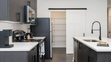 Jääkaappi, mikroaaltouuni, uuni, liesi