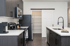 ثلاجة، ميكروويف، فرن، موقد طهي مسطح