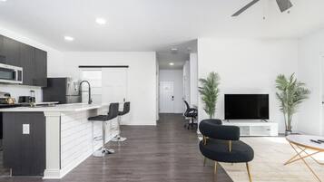 Jääkaappi, mikroaaltouuni, uuni, liesi