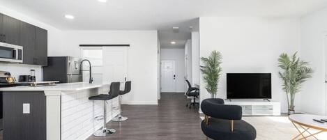 Frigorifero, microonde, forno, piano cottura