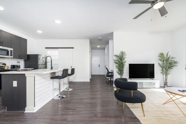 ثلاجة، ميكروويف، فرن، موقد طهي مسطح