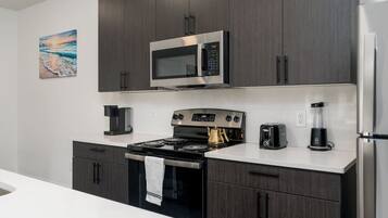 Frigorífic, microones, forn i placa de cuina