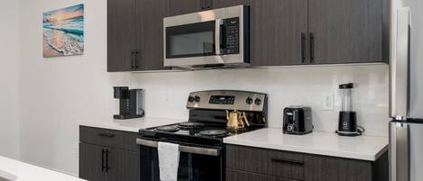 Réfrigérateur, micro-ondes, four, plaque de cuisson