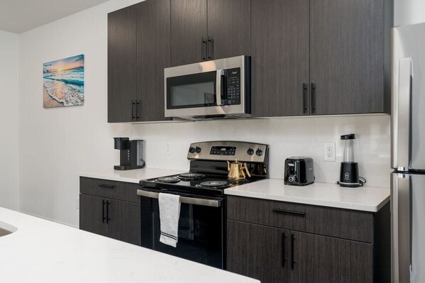 Frigorífico, microondas, horno y placa de cocina