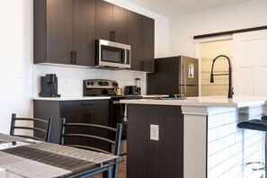 ثلاجة، ميكروويف، فرن، موقد طهي مسطح