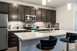 Een koelkast, een microgolfoven, een oven, een kookplaat