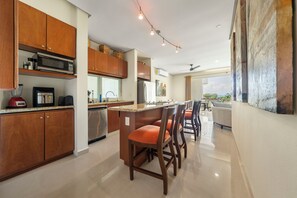 Interior - Stunning views of Cancun, private beach, w/resort style pool and hot tub  (Isla Mujeres)