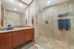 Dusche, Haartrockner, Handtücher, Seife